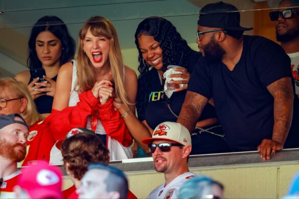 Taylor Swift, Travis Kelce Pay Patron's Checks on Date: Report