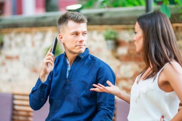 8 body language habits that make you seem distant and uninterested (without realizing it)