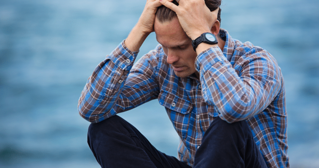 8 daily habits of people who seem strong on the outside but struggle deeply on the inside